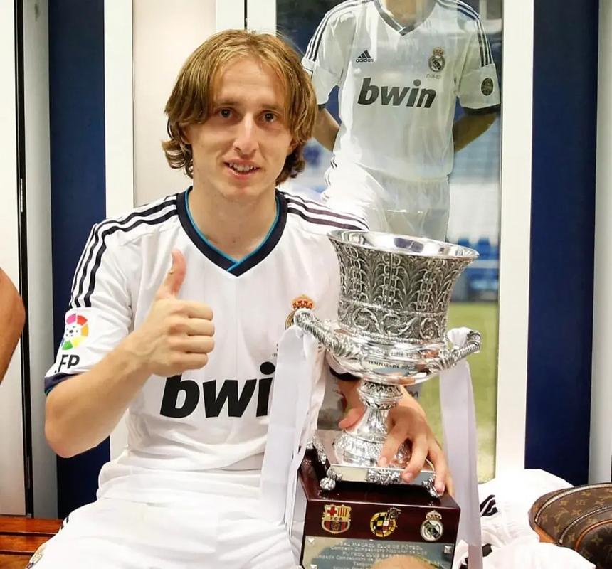 球迷：这人能飞吧？