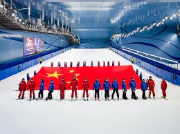 最后5秒，杜兰特三分一箭穿心，奥科吉空中拦截，赛后亚当斯一把抱住狄龙